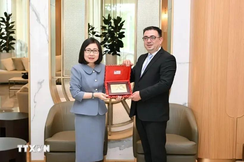 La directrice générale adjointe de la VNA Doan Thi Tuyet Nhung et le président du Conseil d'administration de l'Agence de presse nationale azerbaïdjanaise (AZERTAC), Vugar Aliyev. Photo: VNA