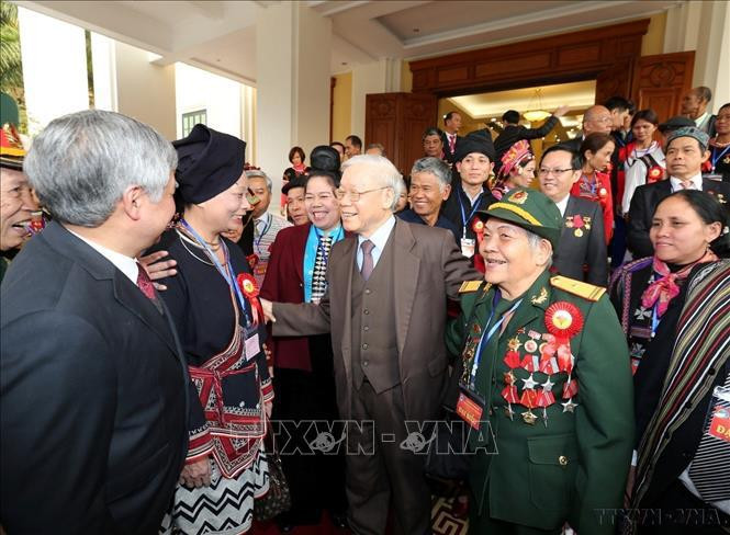 Le secrétaire général du PCV Nguyen Phu Trong rencontre des intellectuels, hommes d'affaires, figures illustres des minorités ethniques, le 18 décembre 2017. Photo: VNA