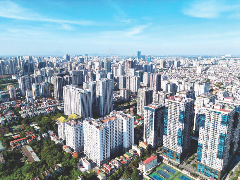 Les Lois sur le foncier, sur le logement et sur le commerce immobilier, entrées en vigueur le 1er août 2024, améliorent les conditions de propriété et de commerce de biens immobiliers pour les Viêt kiêu. Photo : VNA/CVN