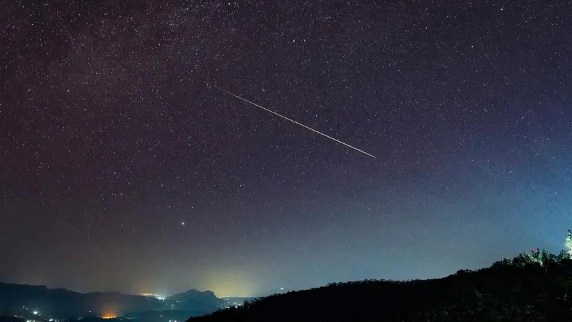 Un météore des Perséides observé dans le ciel nocturne à Haputale, au Sri Lanka, le 4 août 2024. Photo space.com