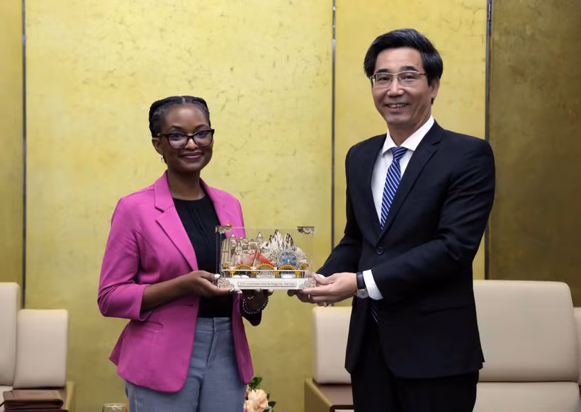 Shelby Smith-Wilson, secrétaire adjointe principale, responsable du Bureau des affaires internationales de stupéfiants et d'application de la loi, relevant du Département d'État des États-Unis, et le vice-président du Comité populaire de Da Nang, Tran Chi Cuong. Photo : VNA