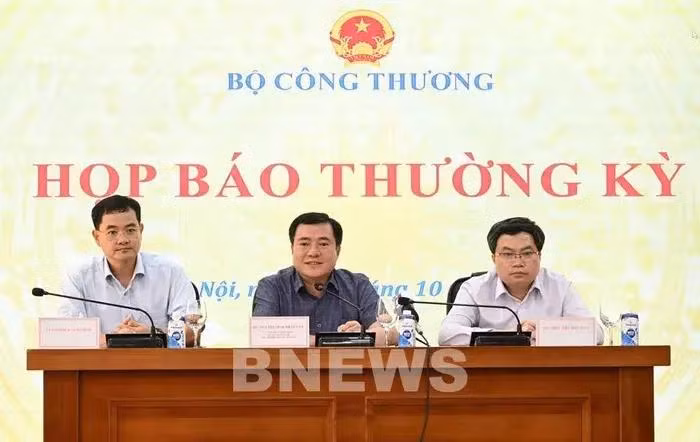 Conférence de presse régulière du ministère de l'Industrie et du Commerce, le 23 octobre à Hanoï. Photo: VNA
