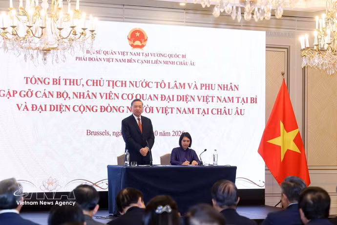 Le secrétaire général du Parti communiste du Vietnam et président de la République, To Lam, prend la parole lors de la rencontre avec des représentants de la communauté vietnamienne en Europe. Photo : VNA