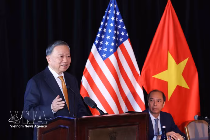 Le dirigeant To Lam prend la parole lors de la rencontre avec des experts et intellectuels vietnamiens aux États-Unis. Photo : VNA