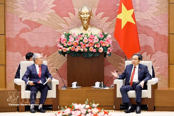 Le président de l’Assemblée nationale, Tran Thanh Man (droite), et le président de l’Association d’amitié République de Corée -Vietnam, Lee Shin Jae. Photo : VNA