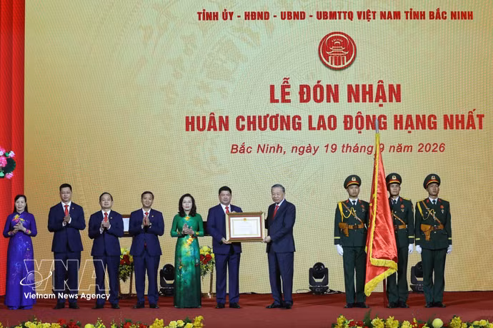 La cérémonie de publication de la résolution de l’Assemblée nationale sur la création de la ville de Bac Ninh. Photo : VNA