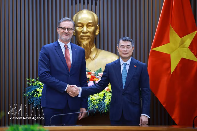 Le Premier ministre Le Minh Hung (droite) et l’ambassadeur de France au Vietnam Olivier Brochet. Photo : VNA