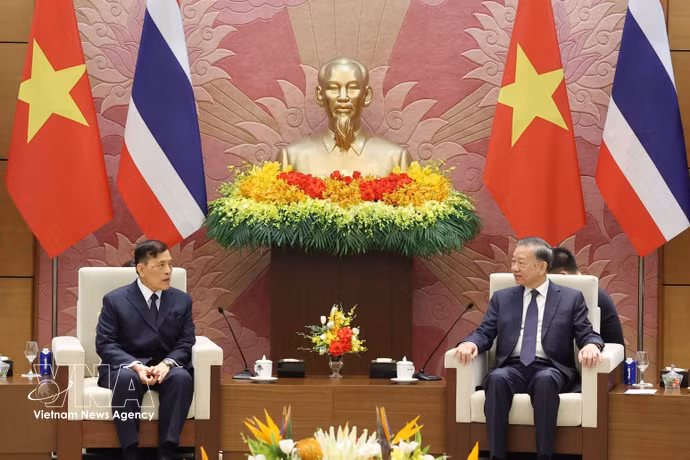 Le secrétaire général du Parti communiste du Vietnam et président To Lam (droite) et le Roi de Thaïlande Maha Vajiralongkorn Phra Vajiraklaochaoyuhua, à Hanoï. Photo : VNA