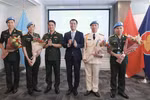 L’ambassadeur Dang Hoang Giang, chef de la Mission permanente du Vietnam auprès des Nations Unies (3e à partir de la droite), et des Casques bleus vietnamiens lors de la cérémonie. Photo: NVA
