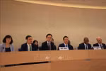 Le vice-ministre des Affaires étrangères Do Hung Viet prend la parole lors de la séance d'approbation du rapport national du Vietnam. Photo: VNA