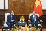 Le président To Lam (droite) reçoit l'ambassadeur de l'Inde au Vietnam, Sandeep Arya. Photo: VNA