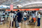 Des passagers font la queue pour s'enregistrer pour un vol à destination de l'île de Phu Quoc (Vietnam) à l'aéroport international d'Incheon, en République de Corée. Photo : VNA
