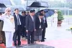 Le secrétaire général du Parti populaire révolutionnaire lao et président du Laos Thongloun Sisoulith et son épouse, accompagnés d'une délégation de haut rang du Parti et de l'État du Laos, rend hommage au Président Hô Chi Minh en son mausolée. Photo: VNA