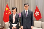 La consule générale du Vietnam à Hong Kong et à Ma Cao (Chine), Lê Duc Hanh, et le chef de l'exécutif de la région administrative spéciale de Hong Kong (Chine), Lee Ka-chiu. Photo: VNA
