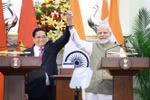 Le Premier ministre Pham Minh Chinh (à gauche) et son homologue indien Narendra Modi, à New Delhi, le 1er août. Photo: VNA