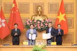 Le vice-Premier ministre Trân Luu Quang (à droite) et le chef de l'exécutif de la région administrative spéciale de Hong Kong, Lee Ka-chiu (à gauche) assistent à l'échange du protocole d'accord entre Vietnam Airlines et l'aéroport international de Hong Kong (HKIA). Photo : VNA