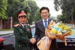 Le ministre vietnamien de la Défense Phan Van Giang (à gauche) et son homologue japonais Kihara Minoru, à Hanoi, le 6 août. Photo : VNA