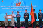 Le général de corps d’armée Hoàng Xuân Chiên, vice-ministre de la Défense, remet l’Ordre de défense de la Patrie de troisième classe à l’unité du génie n°1. Photo : VNA