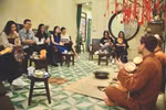 L’amour pour les arts traditionnels coule toujours dans les veines de nombreux jeunes vietnamiens. Photo : ND