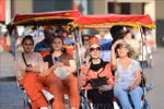 Touristes visitant le vieux quartier de Hanoi. Photo: VNA