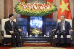 Le président Tô Lâm (à droite) et le chef de l’exécutif de la région administrative spéciale de Hong Kong, Lee Ka-chiu, à Hanoi, le 1er août. Photo : VNA