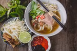 La soupe de nouilles réconfortante dénommée phở est connue dans le monde entier comme l’un des meilleurs plats vietnamiens. Photo : celebritycruises