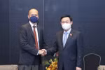 Le président de l’AN Vuong Dinh Hue rencontre les dirigeants de Siemens Energy AG