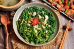 Le Rau muong xao toi (sauté de gloire du matin) fait partie des 100 meilleurs plats sautés asiatiques de TasteAtlas. (Photo : Facebook de Com Nha)