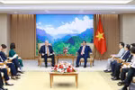 Le Premier ministre Pham Minh Chinh (droite) et Richard W. Smith, PDG du groupe FedEx Express. Photo : VNA