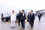 Le secrétaire général du Comité central du Parti populaire révolutionnaire lao (PPRL) et président du Laos, Thongloun Sisoulith, son épouse et une délégation lao de haut rang ont été accueillis à l'aéroport international de Nôi Bài. Photo : 