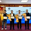 Les entreprises participantes au projet reçoivent des certificats lors de la conférence. Photo: VNA