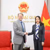 La vice-ministre des Affaires étrangères, Nguyen Minh Hang, et John Goyer, vice-président de la Chambre de commerce des États-Unis (USCC), chargé de l’Asie du Sud-Est et de l’Océanie. Photo: Le ministère vietnamien des Affaires étrangères