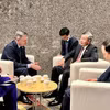 Le ministre vietnamien des Finances, Ngo Van Tuan (droite) rencontre Paschal Donohoe, directeur général et directeur du savoir. Photo: VNA