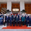 Le Premier ministre Le Minh Hung et les délégués. Photo: VNA