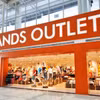 L’outlet est un modèle de vente au détail regroupant plusieurs marques, dans lequel les fabricants ou les distributeurs vendent directement leurs produits aux consommateurs à des prix adaptés. Photo d'illustration