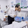 Le président de l’Assemblée nationale rend visite aux enfants hospitalisés à Ho Chi Minh-Ville. Photo: VNA