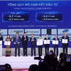 Le président du Comité populaire de Hô Chi Minh-Ville, Nguyên Van Duoc, remet le certificat de membre du Centre financier international du Vietnam à Hô Chi Minh-Ville aux 10 entités fondatrices. Photo : VNA