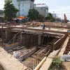 Le chantier de construction, avec la pose d’armatures métalliques et le coulage de béton recouvrant le canal souterrain, contribue à la collecte des eaux pluviales et à la lutte contre les inondations à Da Nang. Photo: VNA