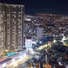 Nha Trang s’illumine à la nuit tombée, entre complexes résidentiels et infrastructures touristiques. Photo : VNA