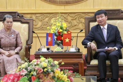 La présidente du Conseil national du Front de solidarité pour le développement de la patrie du Cambodge, Men Sam An et le secrétaire du Comité provincial du Parti de Ninh Binh, Tran Huy Tuan. Photo: VNA