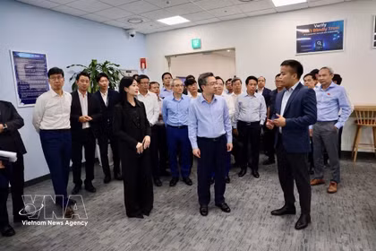 La délégation de la Commission des politiques et des stratégies du Comité central du Parti, conduite par son président Nguyen Thanh Nghi, visite le Centre de recherche et développement (R&D) de Samsung Vietnam à Hanoï. Photo: VNA