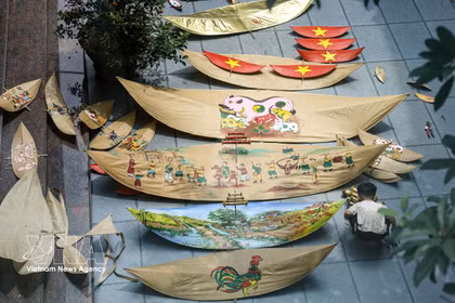 Le village de Ba Duong Noi, dans la commune de Dan Phuong, en banlieue de Hanoï, est connu pour son métier de fabrication de cerfs-volants depuis des générations. Photo: VNA