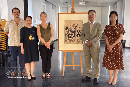 L’ambassadeur vietnamien Trinh Duc Hai (2e de droite) et la directrice du Musée d’Art et d’Histoire Paul Éluard, Valérie Perlès (3e de droite) à côté de l’œuvre originale "Vive la Paix", réalisée par le peintre Pablo Picasso. Photo: VNA