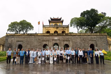 Des délégués de la Conférence des dirigeants des villes de l’ASEAN 2026, visitent la Cité impériale de Thang Long à Hanoï. Photo: chinhphu.vn