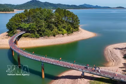 Le pont menant à l'île où se trouve le temple dédié à l'ancien secrétaire général du Parti Le Duan. Photo : VNA