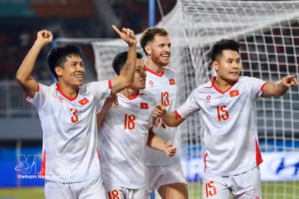 Des joueurs vietnamiens célèbrent le premier but marqué par Van Vi (numéro 3). Photo : VNA