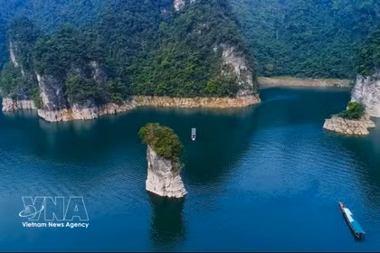 Coc Vai Pha, une impressionnante formation rocheuse au milieu du lac écologique de Na Hang - Lam Binh. Photo: VNA