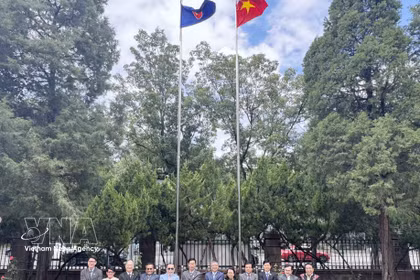 Des ambassadeurs de pays membres de l'ASEAN et le secrétaire général du Centre ASEAN-Chine célèbrent le 59e anniversaire de la fondation de l'Association régionale. Photo: VNA