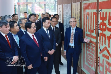 Le Premier ministre Pham Minh Chinh visite une exposition sur Han-Nom (écriture chinoise et démotique sino-vietnamienne) à l'Académie des sciences sociales du Vietnam. Photo: VNA