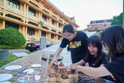 Des jeunes interagissent avec des œuvres d'art au Musée national d'histoire lors du Festival de design créatif de Hanoï 2024. Photo : VNA